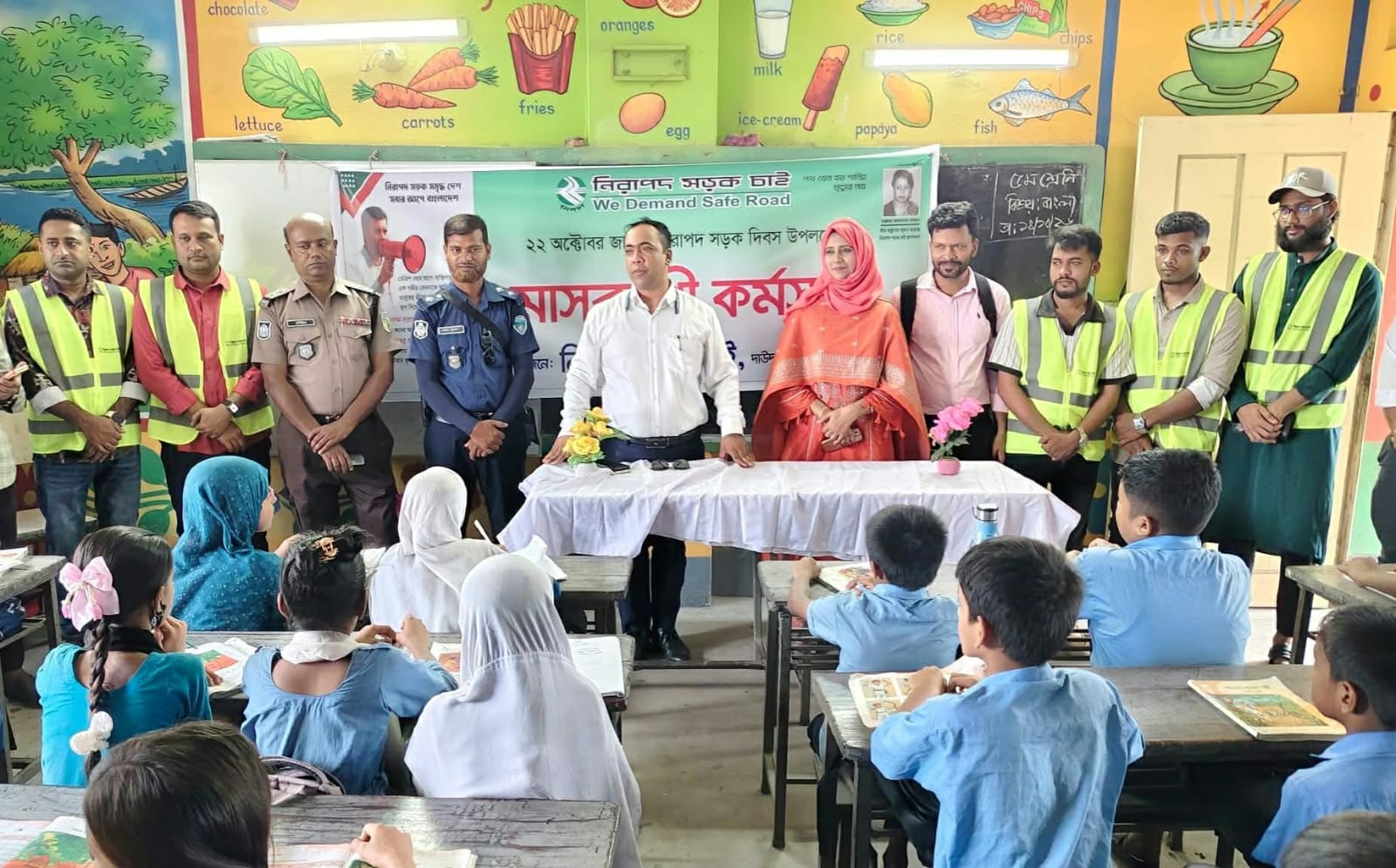 দাউদকান্দিতে নিসচা’র উদ্যোগে শিক্ষার্থীদের ট্রাফিক আইন শেখালেন ইউএনও