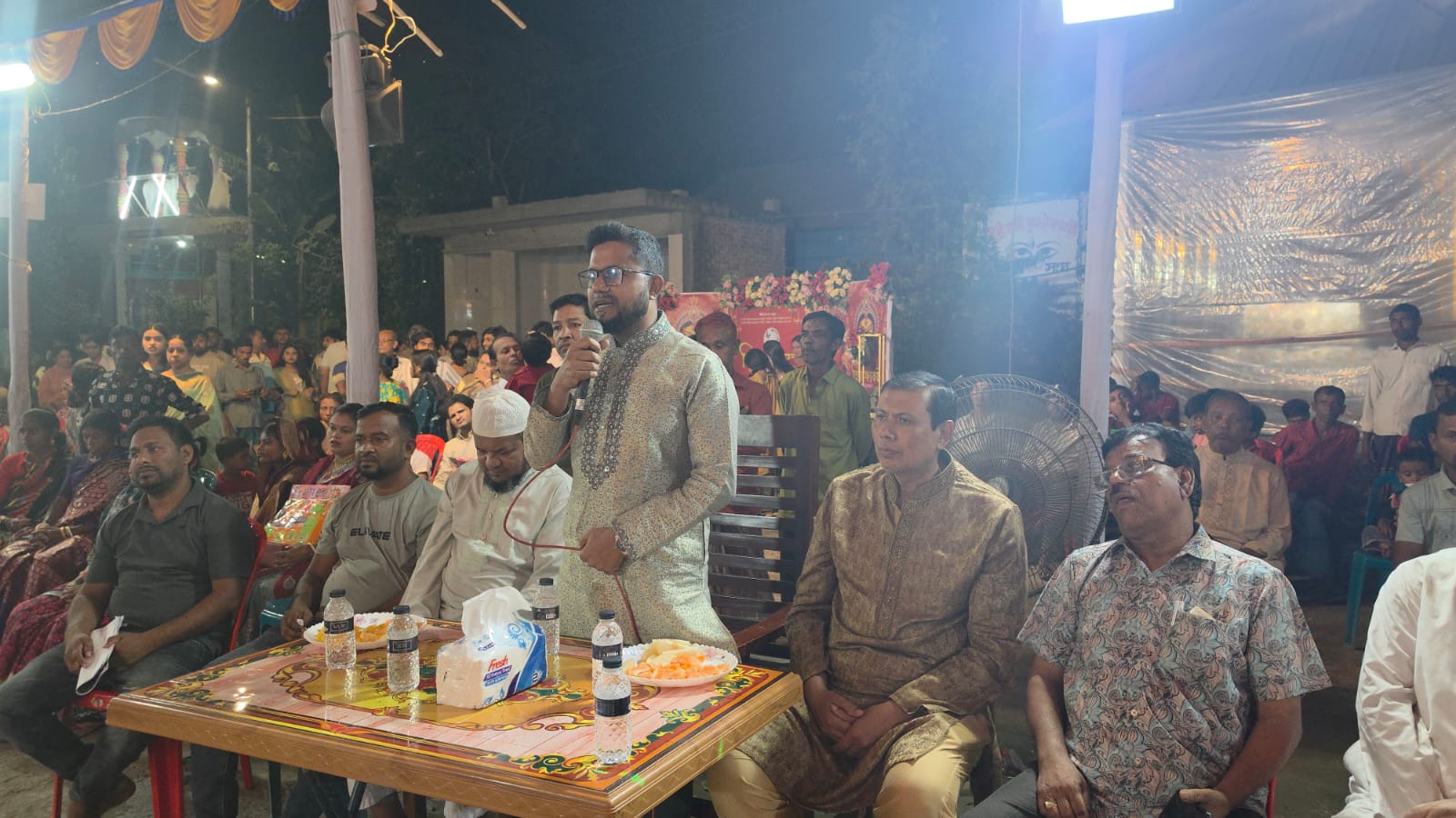 দাউদকান্দিতে পূজামণ্ডপে জামায়াতের মনোননীত মেয়র প্রার্থী রেজাউল হকের শুভেচ্ছা বিনিময়